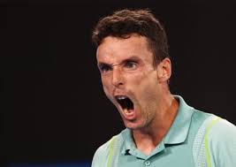 Australian Open: Bautista Agut beats gutsy Murray, Djokovic through