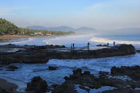 Banyak masyarakat yang datang kemari setiap hari, terutama saat akhir pekan dan hari libur. Menikmati Keindahan Pantai Karang Hawu Sukabumi Pariwisataku