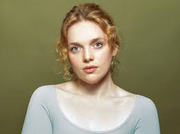 Robyn Grant's Instagram, Twitter & Facebook