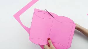 Vous pouvez utiliser du papier à origami ou toute autre feuille de papier en pliant diagonalement la feuille, en ramenant un coin sur le grand côté opposé puis en coupant l'excès de papier afin d'obtenir un carré.step 2, pliez le papier en deux. 4 Manieres De Faire Une Boite En Papier Facilement