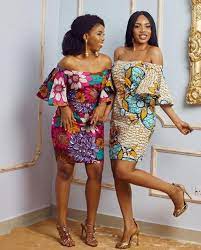 La coupe droite d'une petite robe les bérets tendance de d'emily. Tres Pratique Pour Toutes Les Occasions Latest African Fashion Dresses African Fashion Dresses African Print Fashion Dresses