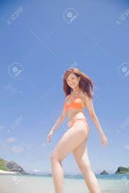 ビーチを歩いている水着女性の写真素材・画像素材 Image 42464809