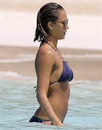 画像】ハリウッド女優ってこんな乳首スケスケの水着で海行くのかよ… - ポッカキット