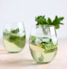 Hugo è un aperitivo molto fresco, gustoso facile e veloce da preparare, leggermente alcolico ideato dal barman roland gruber nel 2005 in alto adige come servire l'aperitivo hugo con 2 foglie di menta e 2 cubetti di ghiaccio. Ricetta Cocktail Per Aperitivo Archivi Un Giorno Senza Fretta