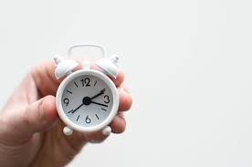 日本とマドリードの時差8時間は、 マドリードの時間が遅れている形になります。 つまり、「日本の昼12時は、マドリードの早朝4時」といった感じです。 渡航後は、 時計の針を8時間巻き戻すようにしてくださいね。 å°æ¹¾ã¨ã®æ™‚å·®ãŒç„¡ããªã‚‹ æ—¥æœ¬ã¨åŒã˜ã‚¿ã‚¤ãƒ ã‚¾ãƒ¼ãƒ³ã¸ã®å¤‰æ›´ã‚'æ¤œè¨Ž ãŸã³ãƒãƒƒã‚¯