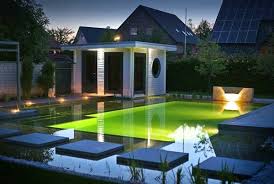 Strahler Im Holzdeck Weisen Den Weg Zum Gartenpavillon Nicht Dass Man Sich Zu Spater Stunde Unfreiwillig Naturschwimmbader Naturschwimmbecken Schwimmteich