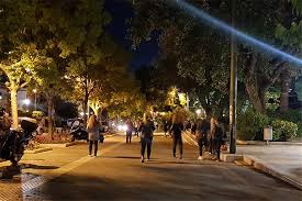 Στην πλατεία βαρνάβα τα τελευταία χρόνια οι ιδιοκτήτες των καταστημάτων, οι θαμώνες και οι κάτοικοι, καταφέρνουν και έρχονται σε συνεννόηση και διοργανώνουν από κοινού την ετήσια γιορτή. Deite Ti Ginotan Pali X8es Sthn Plateia Barnaba Video