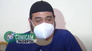Ferry irawan yang terlihat memakai penyanggah leher terus menangis. Rxypp85hztcfbm