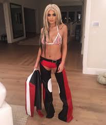 It's no secret that kylie jenner enjoys flaunting her famous figure, and who could blame her? Kylie Jenner S Slutty Halloween Costume Camel Toe Celebs Unmasked