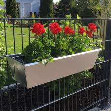 Vielen Dank Dass Wir Die Schonen Kundenbilder Mit Euch Teilen Durfen Die Gabioka Flowerbox Macht Sich Auch Super Am Antraziehten Zaun Aus Doppelstabmatte I 2020