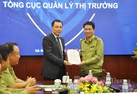 Ngày 17/8, ông trần hùng, kiểm soát viên chính, tổ trưởng 1444 tổng cục quản lý thị trường (bộ công thương) bị cơ quan cảnh sát điều tra bộ công an (c03) khởi tố về tội lợi dụng chức vụ quyền hạn trong khi thi hành công vụ, theo điều 356 bộ luật hình sự. Tá»•ng Cá»¥c Quáº£n Ly Thá»‹ TrÆ°á»ng Co Them 1 Pho Tá»•ng Cá»¥c TrÆ°á»Ÿng