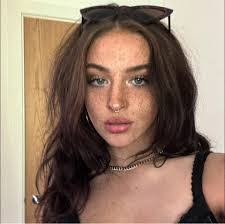 Emilie Berry's Instagram, Twitter & Facebook