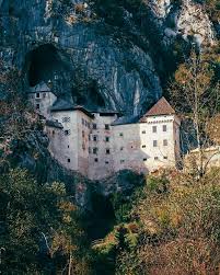Der Beruhmteste Burgbewohner Der Hohlenburg Predjama Erasmus Von Luegg Trotzte Dank Des Unter Der Burg Liegenden Hohlensyste House Styles Mansions Home Decor