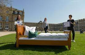 Bett in stuttgart auf quoka.de. Aktion In Stuttgart Was Macht Das Bett Auf Dem Schlossplatz Stuttgart Stuttgarter Nachrichten