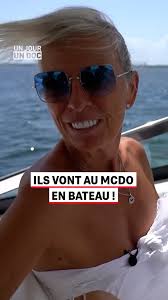 Alors que sa femme perpétue la tradition avec un lancer de bouquet de  fleurs, Éric l'imite en lançant... du saucisson ! « Mariages plus vieux,  mariages heureux ! » 📺 #UnJourUnDoc, du