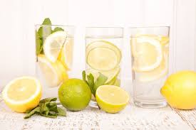 Cara membuat air lemon madu. 5 Manfaat Minum Air Lemon Hangat Di Pagi Hari Air Lemon Lemon Minuman