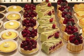 Kleine kuchen und torten badezimmer design. Deutsch Franzosische Tortenjuwelen In Albrechts Patisserie