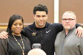 Sophomore heavyweight gable steveson made it look easy friday night against a highly ranked opponent in his first home match since he was suspended in june on suspicion of sexual assault. Eagles Beat Lakers 42 24