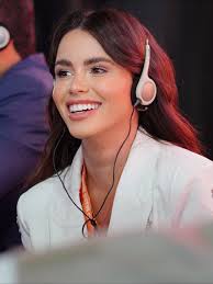 passei 8 anos acreditando que amor era sinônimo de insistência, que se eu  amasse o suficiente, se eu tivesse paciência, se eu compreendesse, uma hora  o outro iria mudar. a gente insiste