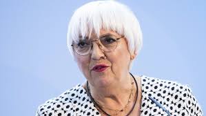 Claudia Roth feiert 25 Jahre Bundeskulturpolitik und sich selbst im  Kanzleramt