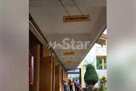 Tanda amaran telapak tangan putih melarang kemajuan pada segi enam merah. Ini Bukan Rekaan Kerusi Pun Pernah Bergerak Sendiri Ditarik Ditolak Guru Kongsi Misteri Papan Tanda Berhayun Di Koridor Sekolah Viral Mstar
