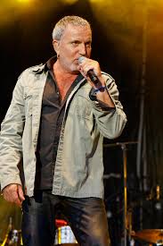 Chanteur et acteur populaire, yves montand a travers� le xx �me si�cle comme un battant � la recherche d'une certaine justice. Bernard Lavilliers Wikipedia