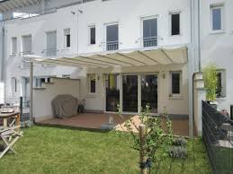 Reihenhaus Mit Garten Dachterrasse Zwei Sonnensegel Gartnern Mit Wenig Platz Reihenhaus Trennwand Garten