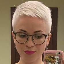 Platinum Extrem Kurze Haare Extrem Kurze Haare Frauen Frisuren Kurze Haare Brille