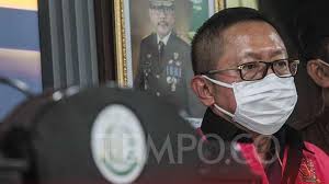 Buron kasus pembalakan liar adelin lis pada 2006 kabur ke china dan lolos dari upaya penangkapan setelah puluhan pengawalnya memukuli petugas kbri di beijing. V2hzrlhrqmg03m