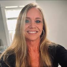 Leslie Chestang's Instagram, Twitter & Facebook