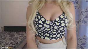 Rubia se desnuda en cam