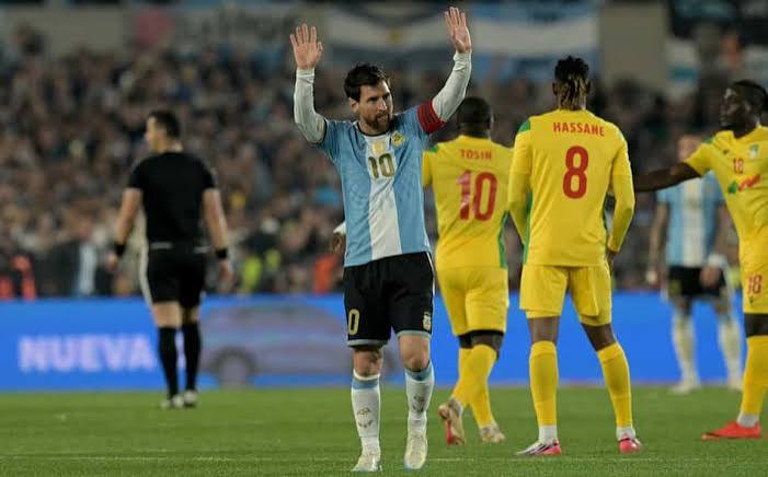 A &uacute;ltima dan&ccedil;a: Messi emociona o mundo no adeus &agrave; Argentina