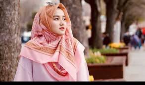 Namun dikalangan remaja, gadis 18 tahun ini adalah sosok remaja yang cukup populer dan di. Gqrxsswal6hmom