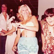 Ana maria braga mostra como fazer um bolo de maça com casca crocante imagem: Lucca On Twitter Young Ana Maria Braga Smoking A Cigarrinho Is Passing By Your Timeline Https T Co Hsrlz82bou