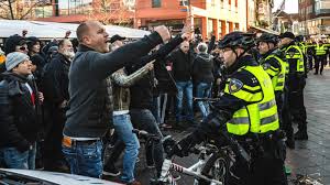 Korte demonstratie op het stadhuisplein in eindhoven na schietpartij in deurne bekijk ook de playlisten: Zes Aanhoudingen Rond Zwarte Piet Betoging Eindhoven Ook Elders Onrustig Nos