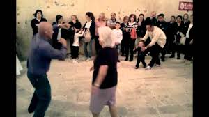 Anziana di 86 anni balla la pizzica-pizzica, Felline, 26.05.12, concerto  Ariafrisca