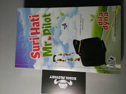 Drama ini merupakan adaptasi daripada novel suri hati mr pilot karya novelis dyla dyna dan dilakonkan oleh fattah amin, neelofa, ben amir, eleena, alvin chong, mas khan, azar azmi, fahad iman, aleza pertemuan ejaz, mr. Preloved Novel Suri Hati Mr Pilot Books Stationery Books On Carousell