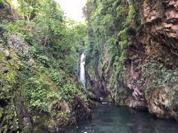 Enkele watervallen zijn zelfs geschikt om vanaf te springen. Hidden Waterfall Foto Van Comolakeboats Domaso Tripadvisor