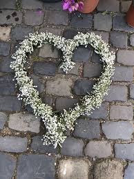 Ein Herz Aus Schleierkraut Autoschmuck Fur Eine Hochzeit Autoschmuck Hochzeit Schleierkraut Blumenstrauss Hochzeit