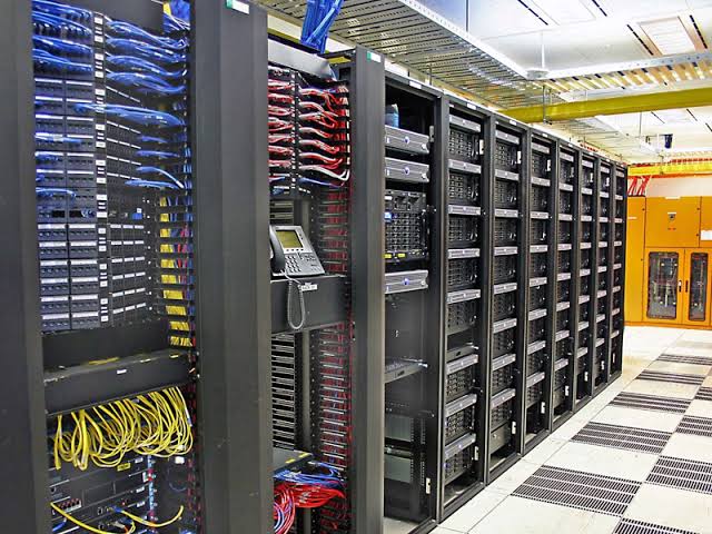 Tủ rack và hệ thống máy chủ