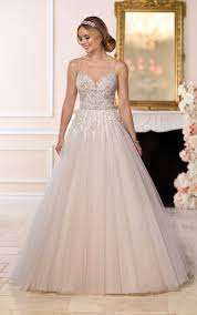 Eine hülse hinzu oder ändern sie die form des ausschnitts. Perfektes Prinzessin Brautkleid Stella York Wedding Dresses