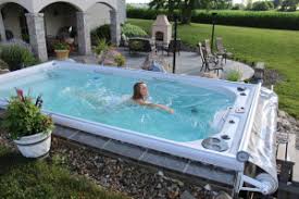Spa De Nage Vs Jacuzzi Exterieur Lequel Choisir Blog De L Hydromassage