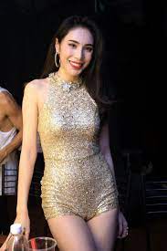 Ngoài ra, nữ ca sĩ còn chụp ảnh với cả khách mời. Tiá»ƒu Sá»­ Ca SÄ© Thuá»· Tien