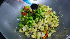 Meskipun harganya mahal, tapi ikan jambal roti ini tetap digemari lho karena bentuknya yang tebal seperti roti dan rasanya yang super gurih (dan asin). Ikan Asin Jambal Petai Jadi Menu Spesial Aromanya Nampol