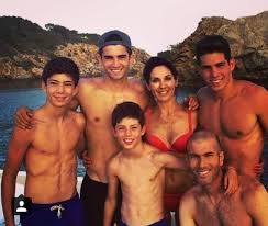 Diye merak ediyorsanız doğru sayfadasınız. Rodzina Zidane Zinedine Zidane Enzo Zidane Luca Zidane Football Soccer Sports Sport Pilkanozna Futbol Zidane Sports Stars Zinedine Zidane Soccer Life