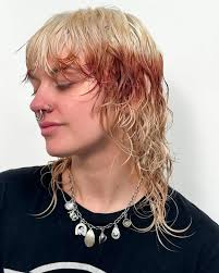 meet the teamˏˋ°•*⁀➷ ren watkins (she, her) specializes in vivid color,  precision color, creative placement, and blonding. ren is a creative color  specialist with a passion for lightening and unique color techniques.