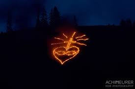 In der nacht des hochfestes der geburt johannes' des täufers lodern vielerorts in teilen österreichs, in süddeutschland und mitteldeutschland auf bergen so. Herz Jesu Feuer Fotografieren Die Meurers