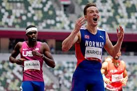 They start from blocks placed in staggered positions and run in lanes. Aihycgyzxlnt2m