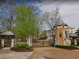 The owners of 1 portland place and the portland place trustees are arguing over where their property line is. St Louis Gun Couple And The City S History Of Private Streets Curbed