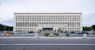La collezione farnesina nasce nel 1999 su iniziativa dell'ambasciatore umberto vattani, quando a margine dell'iraqi day, il ministro degli esteri, emma bonino ha incontrato alla farnesina il vice primo. Collezione Farnesina Intervista A Umberto Vattani Artribune